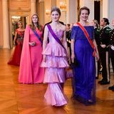 Prinzessin Elisabeth schreitet in einem fliederfarbenen Abendkleid von Armani durch das Schloss. An ihrer Seite: Ihre Mutter Königin Mathilde von Belgien.