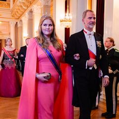 Prinzessin Amalia hakt sich bei König Felipe von Spanien ein, um zum Festsaal zu gelangen.