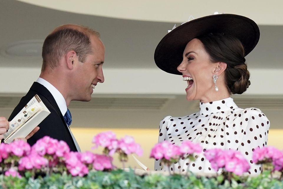 Prinz William + Herzogin Catherine: Flirtalarm bei Prinz William und Herzogin Catherine! Beim Pferderennen in Ascot hatte das Paar sichtlich spaß. Flirtalarm bei Prinz William und Herzogin Catherine! Beim Pferderennen in Ascot hatte das Paar sichtlich spaß.