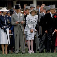 Die trug 1988 nämlich einen ganz ähnlichen Style – ebenfalls zu dem berühmten Pferderennen im britischen Ascot. Dianas Kleid hat zwar ein Schößchen und ist etwas figurbetonter, doch es dürfte durchaus die Inspiration für Kates neuesten Style gewesen sein.