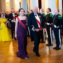 Für das Gala Dinner am Abend leiht sich Prinzessin Ingrid Alexandra eine dunkellilafarbene Robe von Alberta Ferretti aus dem Kleiderschrank ihrer Mutter Mette-Marit.