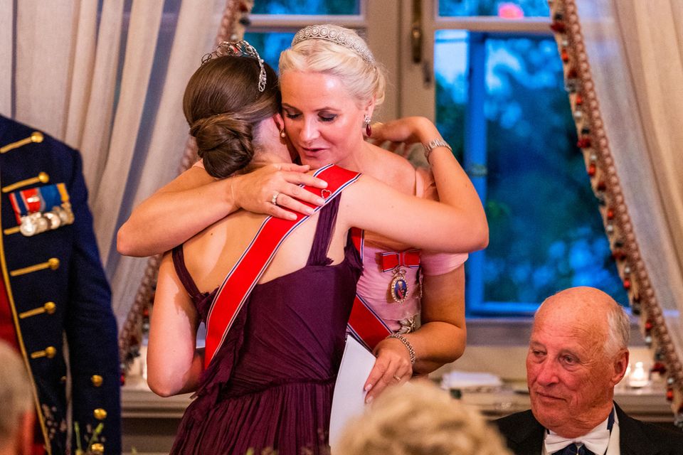 Emotionaler Moment zwischen Prinzessin Ingrid Alexandra und Prinzessin bei Geburtstagsgala im Schloss in Oslo.