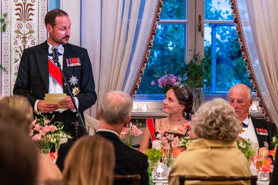 Während Prinz Haakons liebevoller Rede kommen Prinzessin Ingrid Alexandra die Tränen.