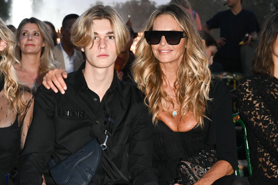 David Beckham: Elle Macpherson mit ihrem Sohn Aurelius Cy Andrea Busson bei der Dior Cruise Fashion-Show im spanischen Sevilla am 16. Juni 2022. Elle Macpherson mit ihrem Sohn Aurelius Cy Andrea Busson bei der Dior Cruise Fashion-Show im spanischen Sevilla am 16. Juni 2022.