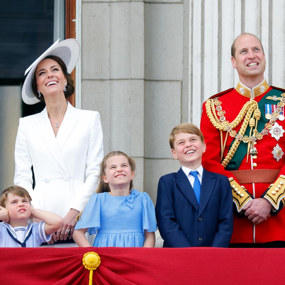 Herzogin Catherine und Prinz William mit ihren Kindern Prinz Louis, Prinzessin Charlotte und Prinz George