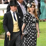 Ob sich Prinzessin Beatrice für ihren Ascot-Look Inspiration von Herzogin Catherine geholt hat? Die erschien am 17. Juni ebenfalls im Pünktchenkleid bei dem royalen Pferderennen. Beatrice setzt allerdings auf ein schwarzes Dress mit weißen Punkten des Labels Saloni. Schleifenapplikationen im Dekolletébereich verliehen dem Dress eine verspielte Note. Dazu trägt Bea einen Fascintor von Philip Treacy und schwarze Pumps. Einmal mehr trägt sie eine Clutch mit ihren Initialen darauf.