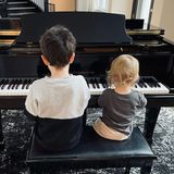Silas und Phineas am Klavier von Papa Justin Timberlake