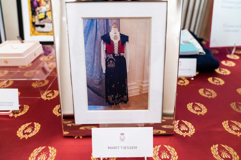 Großmutter Marit Tjessems Wahl für ein Geburtstagsgeschenk fiel auf ein Bunad.