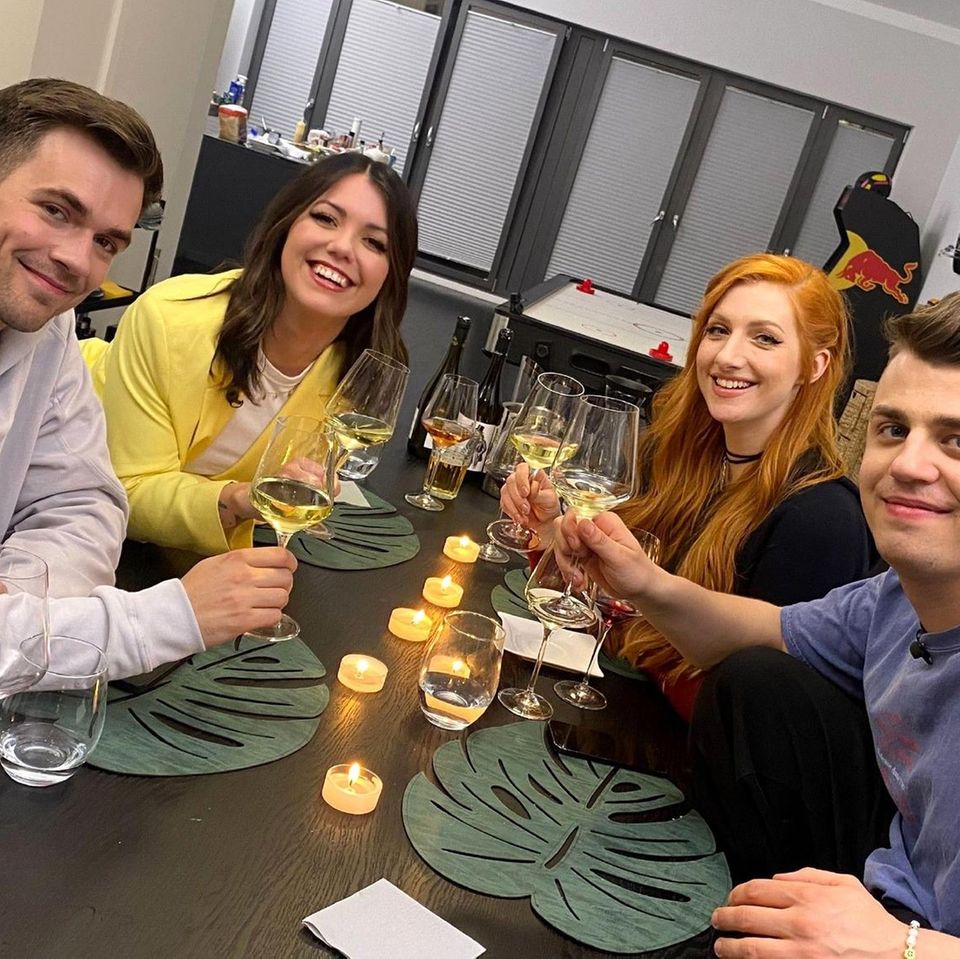"Das perfekte Promi-Dinner": (v.l.n.r.) Max, Vanessa ("Malwanne"), Lara ("Lara Loft") und Kevin ("Papaplatte")