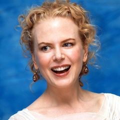 Mit Mitte Dreißig gehörte Nicole Kidman bereits Jahre zu der absoluten Hollywood-Elite. Für ihren Film "The Hours", für den sie hier im Oktober 2002 auf Promotour war, gewann sie einige Monate später sogar einen Oscar. Ihr Lachen zeigt, wie natürlich ihre Gesichtszüge zu diesem Zeitpunkt noch waren. 