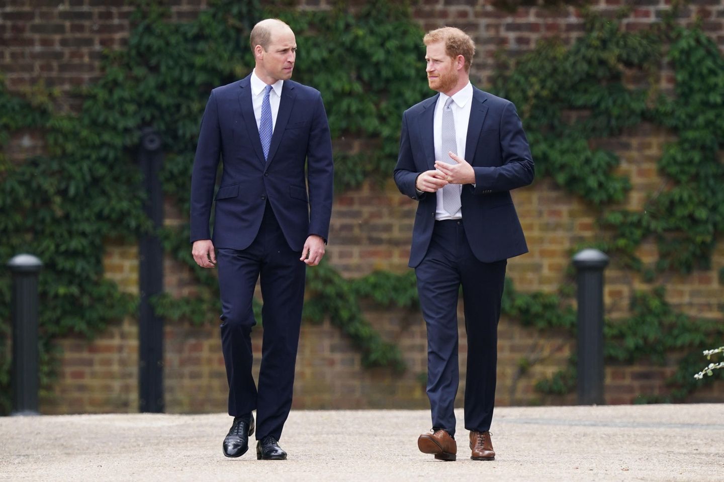 Prinz William und Prinz Harry laufen nebeneinander her.