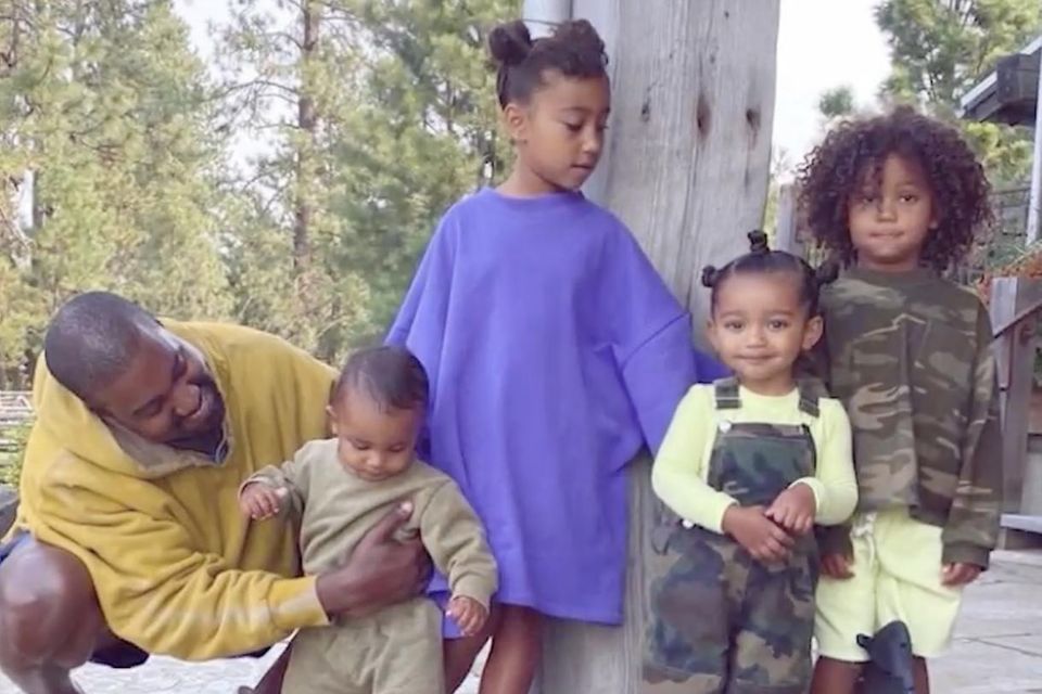 Kanye West mit seinen vier Kindern