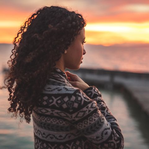Frau schaut aufs Meer | Pygmalion-Effekt: So beeinflussen die Erwartungen anderer unser Verhalten