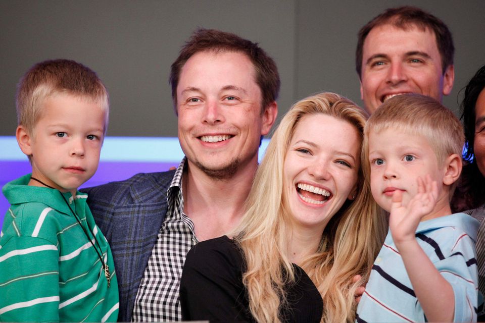 Elon Musk 2010 mit seiner damals zweiten Ehefrau Talulah Riley und den Zwillingen Griffin und Xavier aus der Ehe mit Justine Wilson.