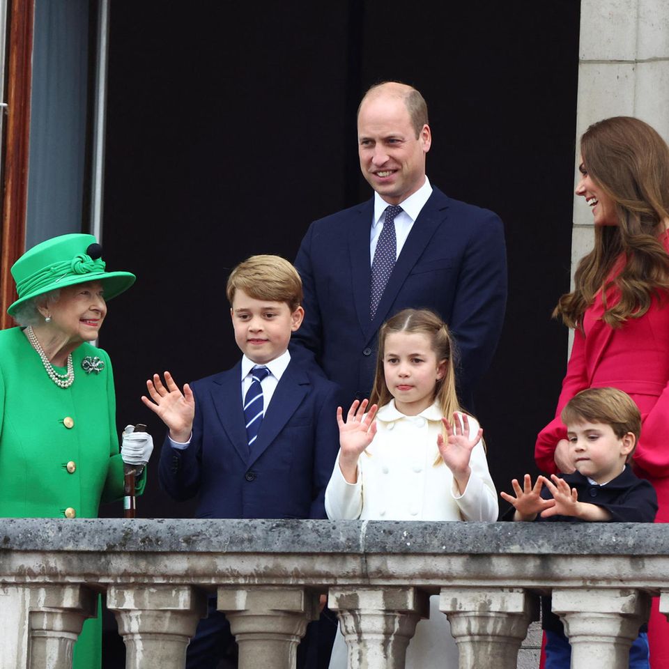 Prinz Charles, Queen Elizabeth, Prinz William und Herzogin Catherine mit ihren Kindern Prinz George, Prinzessin Charlotte und Prinz Louis