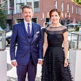 Am Abend fand das gemeinsame Treffen von Kronprinzessin Mary und Kronprinz Frederik von Dänemark und Königin Maxima mit ihrem Mann König Willem-Alexander von den Niederlanden statt. Auch hier entscheidet sich Mary für einen besonderen Look – sie trägt ein langes schwarzes Kleid mit Lochstickerei von Temperly London. Ein absoluter Hingucker sind jedoch ihre gelben Satin-Pumps von Manolo Blahnik.
