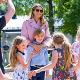 Zusammen mit Nicolas und vielen kleinen Gästen weiht die schwedische Prinzessin den Abenteuerpark ein. Das macht dem kleinen Prinzen sichtlich Spaß.