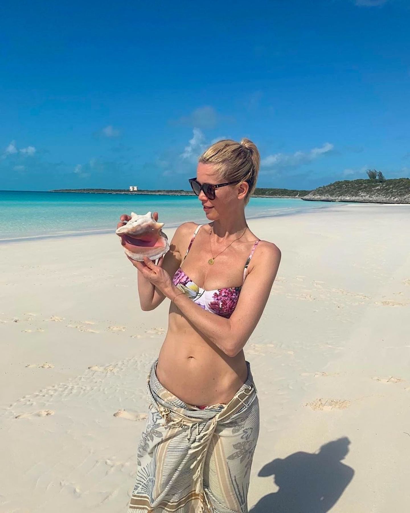 Claudia Schiffer zeigt sich im Bikini