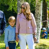 Prinzessin Madeleine ist mit ihrem Sohn Nicolas und Papa Chris bei der Einweihung des Erlebnisparks im Naturum Höga Kusten im Skuleberget im Rahmen des Besuchs in Ångermanland zu Gast. Für das Event trägt die Dreifachmutter eine locker sitzende weiße Jeans von Veronica Beard sowie ein rosafarbenes Jäckchen von Red Valentino. Die Temperaturen hat die Prinzessin offenbar unterschätzt, denn kurze Zeit später muss sie die Wolljacke doch ausziehen.