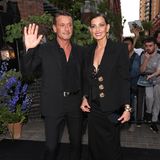 Faith Hill und Tim McGraw sind seit über 25 Jahren verheiratet und heute stylischer denn je – Faith Hill trägt ein langes schwarzes Kleid mit Spitze, dazu kombiniert sie einen Blazer und großen goldenen Statement-Schmuck. Tim McGraw ist ebenfalls in Schwarz gekleidet und passt damit auch optisch perfekt zu seiner Frau.
