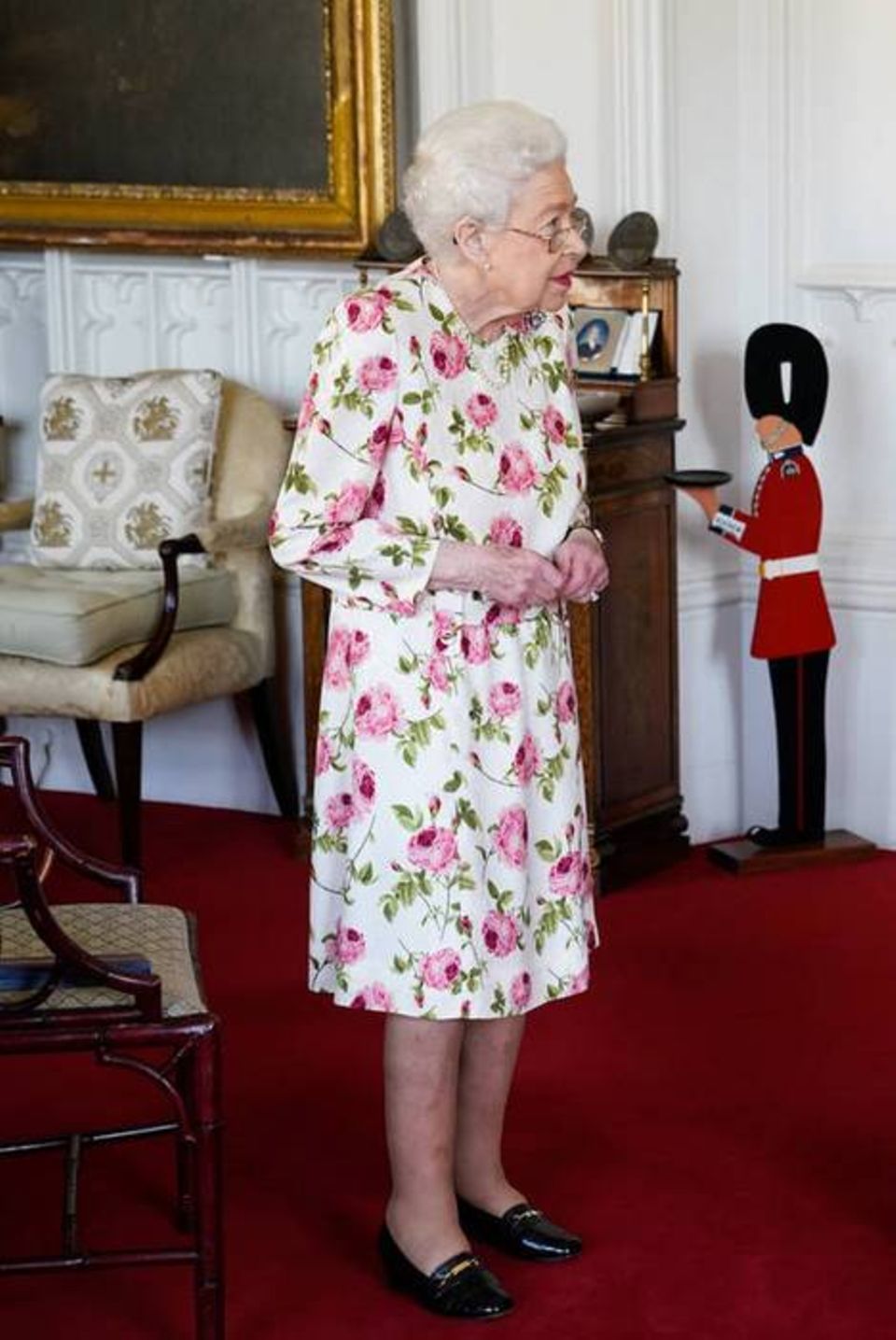 Königin Elizabeth II beim Empfang des Erzbischofs im Blümchenkleid.