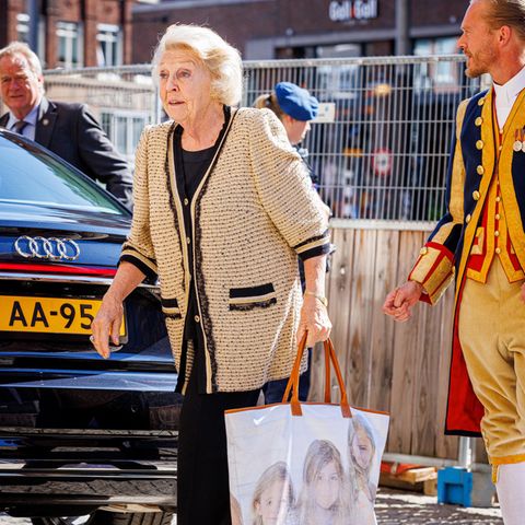 Prinzessin Beatrix der Niederlande zeigt sich beim Gala Dinner im königlichen Schloss in Amsterdam. Zu ihrem schlichten Outfit kombiniert sie ein ganz besonderes Accessoire – sie trägt eine Tasche mit einem Bild ihrer Enkelinnen Amalia, Alexia und Ariane. Dass Beatrix diese Tasche immer wieder stolz trägt, sieht man ihr auch ein wenig an.