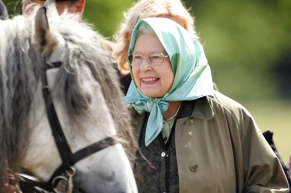 Queen Elizabeth streichelt ihr Pferd Balmoral Melody, als sie am 11. Mai 2007 die Royal Windsor Horseshow in Windsor, England, besucht.