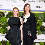 Style-Duo beim Deutschen Filmpreis: Karoline Herfurth und Nora Tschirner bezaubern beide in schwarzen Glamour-Looks, Karoline im Kleid, Nora im Anzug mit Schleifen-Top.