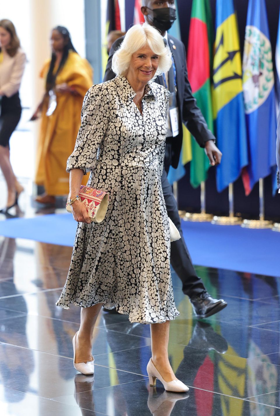 Herzogin Camilla trägt einen interessanten Muster-Mix in Ruanda. 