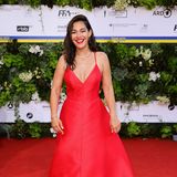 Schauspielerin Nilam Farooq ist eine der wenigen, die auf dem Red Carpet im Palais am Funkturm farblich richtig auffallen. Der schlichte, aber elegante Look in Rot macht nicht nur ihr selbst gute Laune.