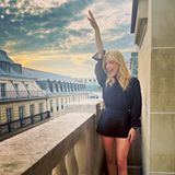 Eine Reise nach Paris ist für Emma Roberts immer eine gute Idee, und ihrer Freude verleiht sie auf dem Balkon ihres Hotelzimmers mit einem Jubelschrei Ausdruck.