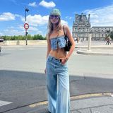 Alle, die es noch nicht wussten, lässt Stefanie Giesinger wissen, dass sie auch mal wieder in Paris ist. Im lässigen Denim-Look steht sie an der Pont Royale mit Blick auf den Louvre.