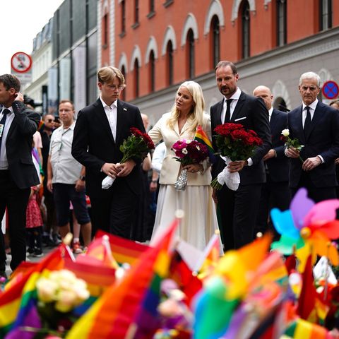 25. Juni 2022  Oslo steht nach dem Terroranschlag auf einen Nachtclub der queeren Szene mit 2 Toten und vielen Verletzten unter Schock. Trotz höchster Terrorwarnstufe kommen Hunderte trauernde Menschen zusammen, die am Samstag eigentlich eine fröhliche Pride Parade feiern wollten. Auch Prinzessin Mette-Marit und Prinz Haakon zeigen zusammen mit Sohn Sverre Magnus ihre aufrichtige Anteilnahme.