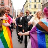 Die Trauer in der Stadt ist groß, die Liebe aber noch stärker, und so begegnet die Kronprinzenfamilie und auch der norwegische Premierminister Jonas Gahr Støre (l.) den Menschen auf der Straße mit Herzlichkeit und Umarmungen.