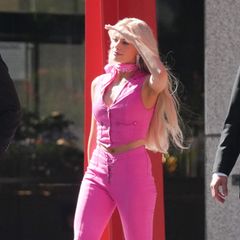 Blonde Wallemähne, XXL-Ohrringe und ein pinkes Outfit – Margot Robbie ist ganz klar Barbie. Der knallige Puppenlook macht schon jetzt Laune auf mehr. 