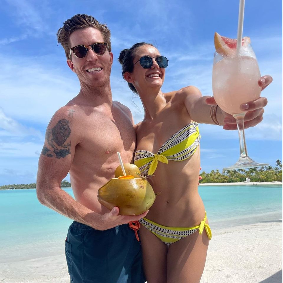 Genuss unter Palmen: Mit Kokosnuss und Cocktail genießen Shaun White und Nina Dobrev eine paradiesische, unbeschwerte Zeit auf den Malediven.