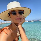 Alessandra de Osma ist wirklich in jeder Lebenslage topgestylt, natürlich auch beim sonntäglichen Spaß am kristallklaren Meer. Dabei ist nicht nur der schlichte Sonnenhut farblich perfekt mit den Retro-Brille kombiniert, auch ihr Bikini-Look ist ein echter Hingucker.