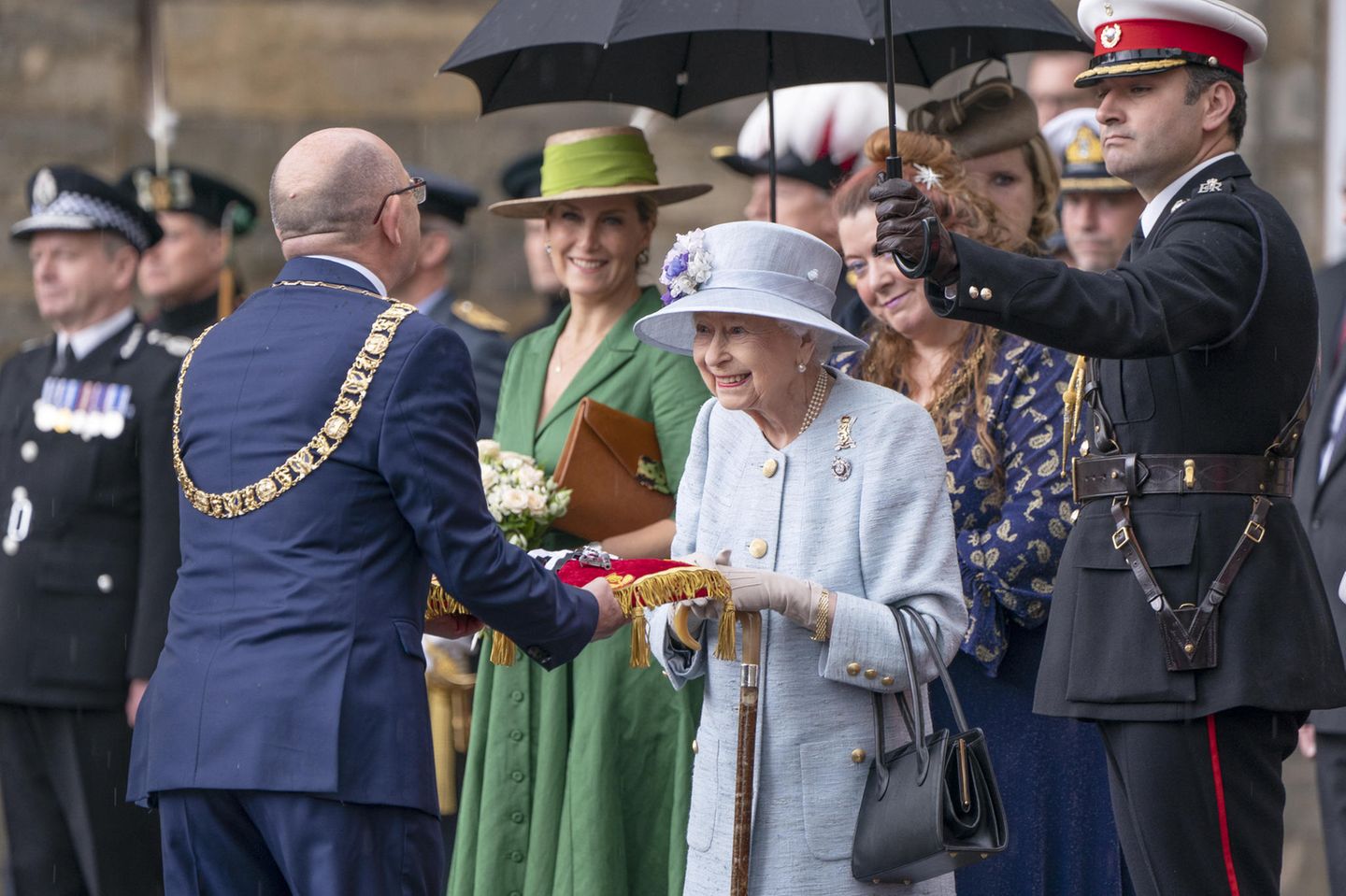 Queen Elizabeth inspiziert die von Lord Provost Robert Aldridge (links) überreichten Schlüssel während der Schlüsselübergabe auf dem Vorplatz des Palace of Holyroodhouse in Edinburgh am 27. Juni 2022.