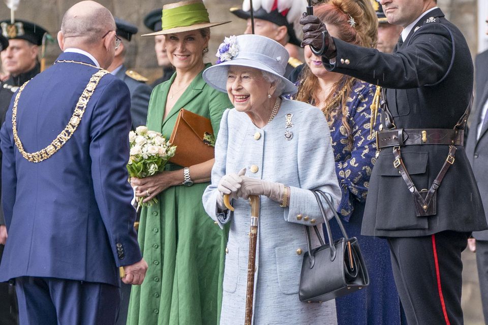 Queen Elizabeth feiert den Auftakt der "Holyrood Week" am 27. Juni 2022 in Schottland.
