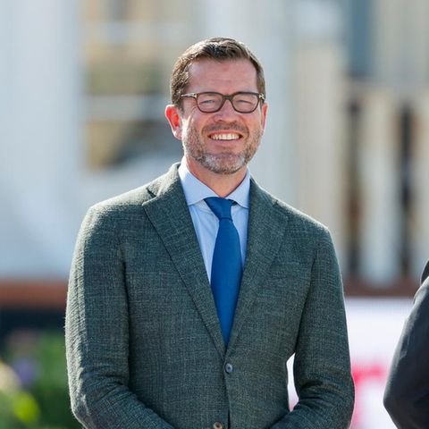 Karl-Theodor zu Guttenberg sitzt auf einem Stuhl.