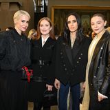 Women in Black: Bei der Herbst/Wintershow von Louis Vuitton 2022 versammeln sich mit Sarah Paulson, Julianne Moore, Jennifer Connelly und Chloe Grace Moretz gleich vier bekannte Damen in der ersten Reihe.