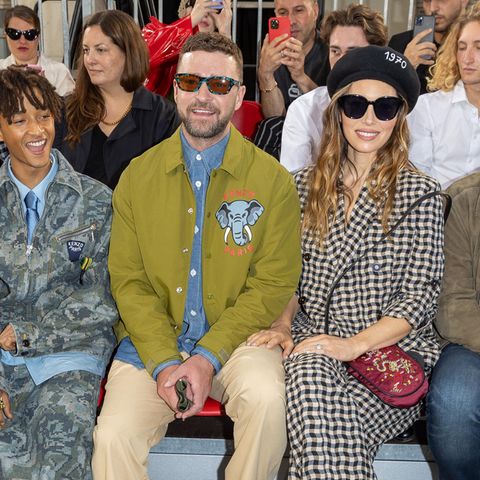 Justin Timberlake und Ehefrau Jessica Biel zeigen mit diesen Outfits in der Front Row von Kenzo, dass sie locker mit den cool Kids neben ihnen – Cruz Beckham und Jaden Smith – mithalten können. Zum Jeanshemd stylt Justin eine Bomberjacke mit Elefantenkopf, Jessica setzt auf Karomuster, Barrette und XL-Sonnenbrille. 