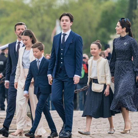 Prinz Christian (Mitte) mit seinen Eltern Prinz Frederik und Prinzessin Mary und den Geschwistern Prinzessin Isabella (2.v.l.), Prinz Vincent und Prinzessin Josephine