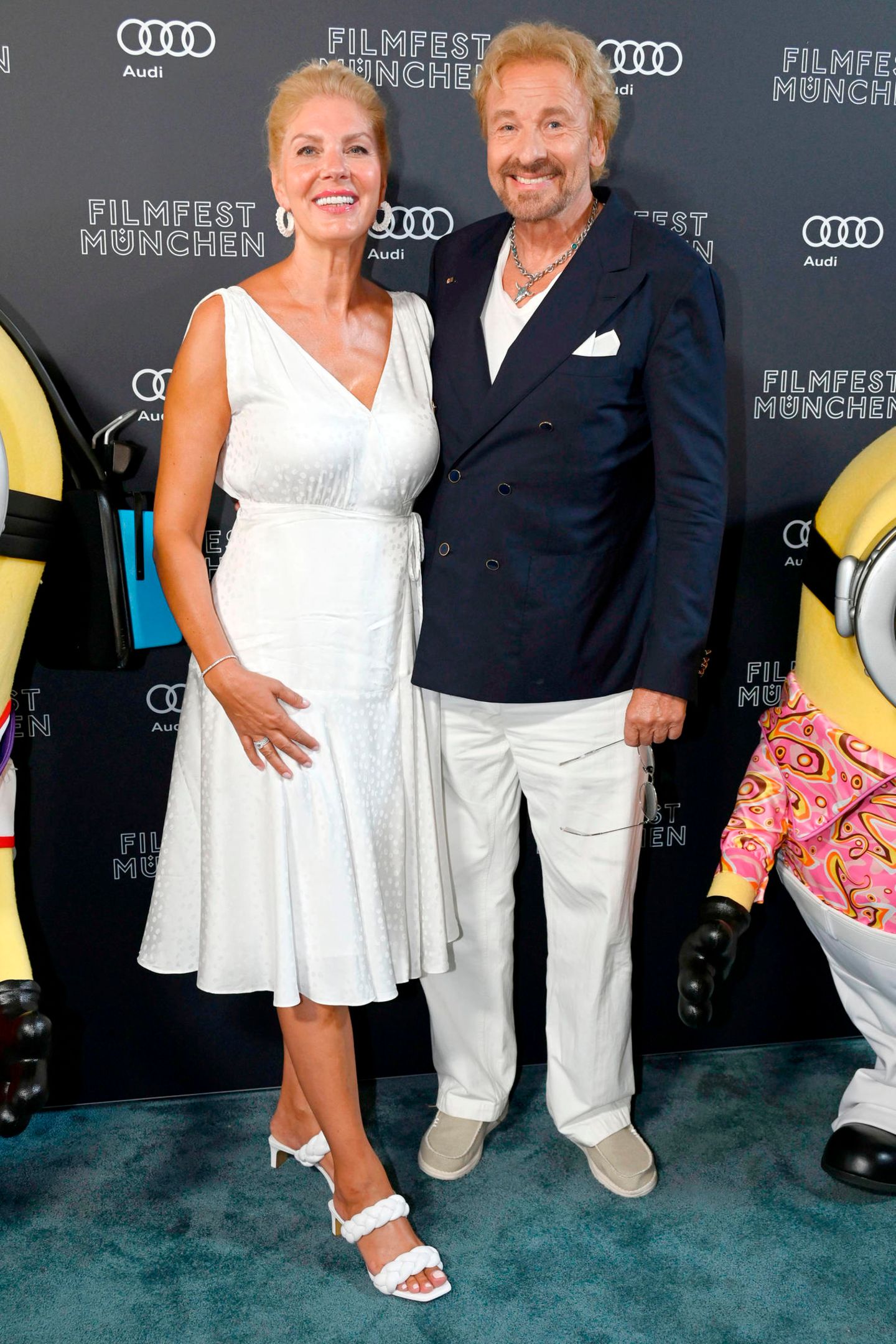 Thomas Gottschalk besucht gemeinsam mit seiner Partnerin Karina Mroß die Premiere von "'Minions - Auf der Suche nach dem Mini-Boss". Sichtlich gut gelaunt zeigt sich das Paar auf dem roten Teppich. Doch auch optisch harmonieren die beiden mit weißem Sommerkleid und weiß-blauem Anzug perfekt.