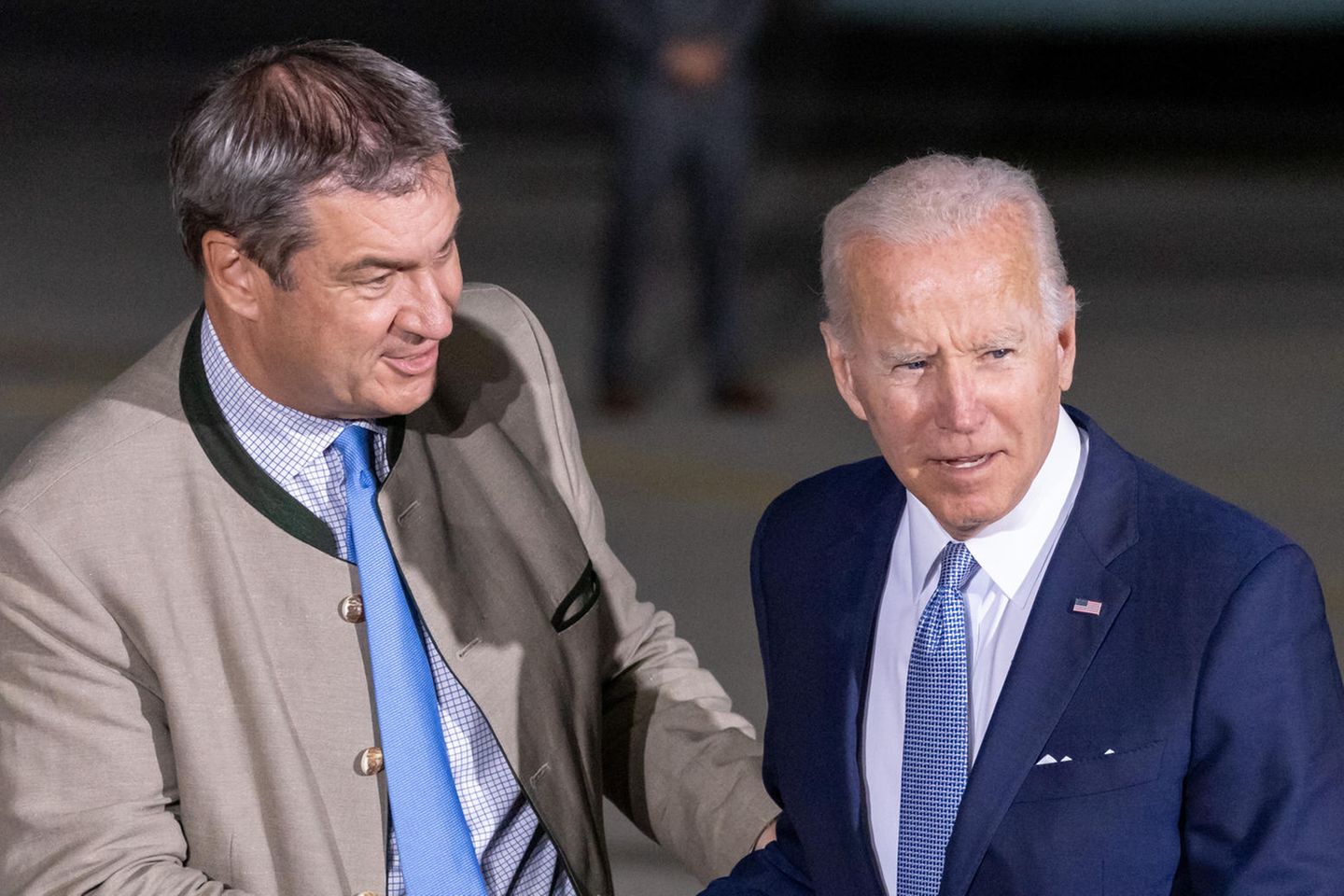 Markus söder schüttelt Joe Biden die Hand.