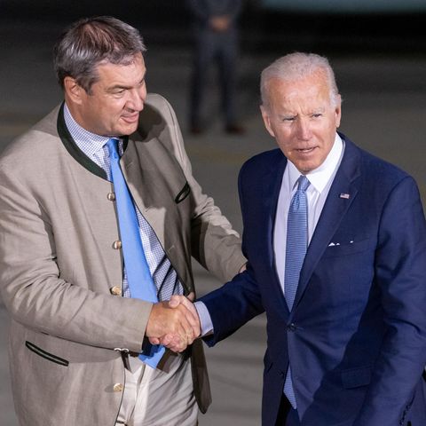 Markus söder schüttelt Joe Biden die Hand.