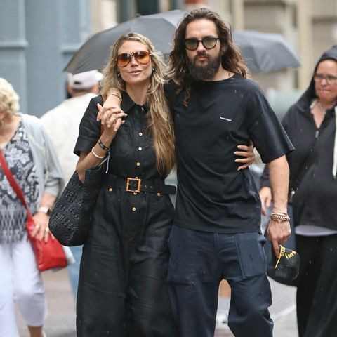 Ganz schön casual! Heidi Klum genießt einen Regen-Spaziergang mit Ehemann Tom Kaulitz in New York und zeigt sich dabei so entspannt gekleidet wie lange nicht mehr. Statt auf High Heels und Minirock setzt das Topmodel auf einen casual Look aus schwarzem Jeans-Overall, Birkenstocks und Bast-Shopper.