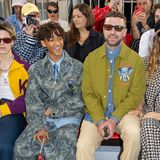 Bei der Kenzo Menswear Spring Summer 2023 Fashion Show ist die Frontrow von bekannten Gesichtern geprägt. Zum Beispiel Cruz Beckham, Jaden Smith, Justin Timberlake und Jessica Biel sehen sich die Show an und sind dabei selber ein absoluter Hingucker.