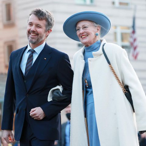 Prinz Frederik und Königin Margrethe laufen lachend nebeneinander her.