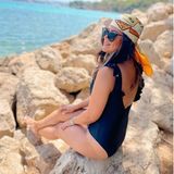Von ihrem Mädelstrip auf Mallorca teilt die Moderatorin Steffi Brungs in den letzten Tagen ein paar schöne Schnappschüsse auf Instagram. Den perfekten Urlaubs-Look hat sie schon – in einem rückenfreien Badeanzug, einem bunten Kopftuch von Prada und einer XXL-Sonnenbrille genießt sie die Sonne und das Meer.